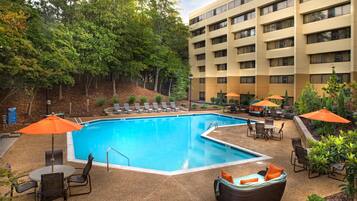 Kolam renang outdoor musiman, dengan payung kolam renang