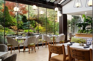 Breakfast, lunch, dinner served; American cuisine, garden views 