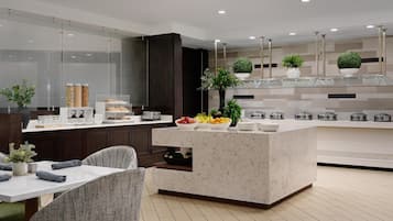 Se ofrece un desayuno completo todos los días (por un coste adicional)