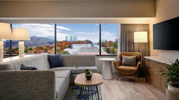 Regency, Suite | In-room safe, desk, laptop workspace, blackout drapes