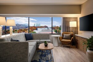 Regency, Suite | In-room safe, desk, laptop workspace, blackout drapes