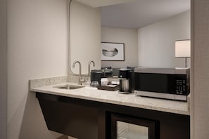 Suite, 1 cama King size, tina | Caja de seguridad en la habitación y escritorio