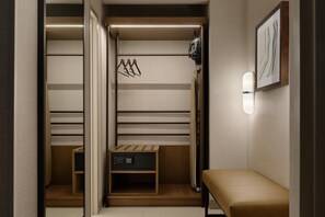 Zimmersafe, Schreibtisch, laptopgeeigneter Arbeitsplatz