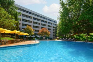 Seasonal outdoor pool, pool umbrellas, sun loungers - Hyatt Regency Suites Atlanta Northwest (Marietta)