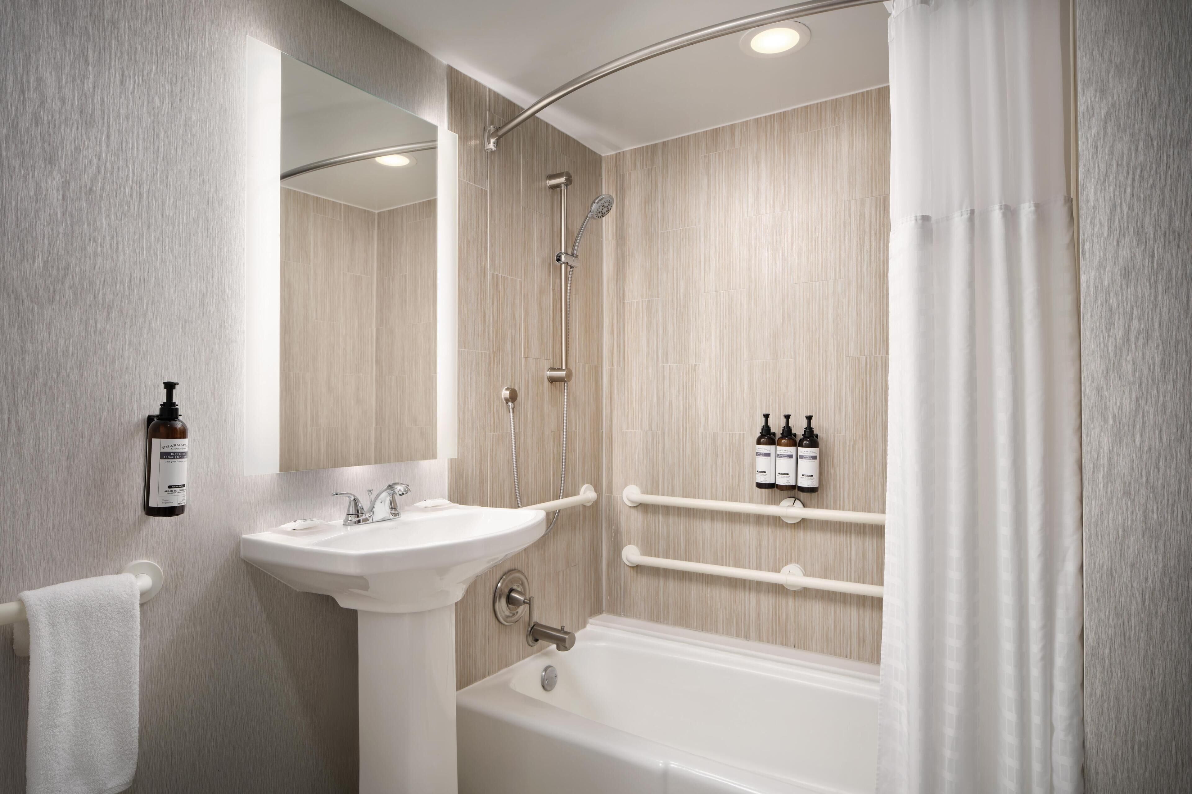 스위트, 킹사이즈침대 1개, 장애인 지원, 욕조 | 욕실 | 친환경 세면용품, 헤어드라이어, 타월, 비누