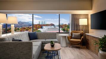 Regency, Suite | In-room safe, desk, laptop workspace, blackout drapes