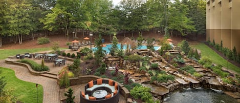 En säsongsöppen utomhuspool, parasoller och solstolar