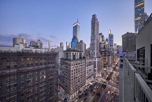 Uptown Bohemian 1-Bedroom Suite | Vista da sacada