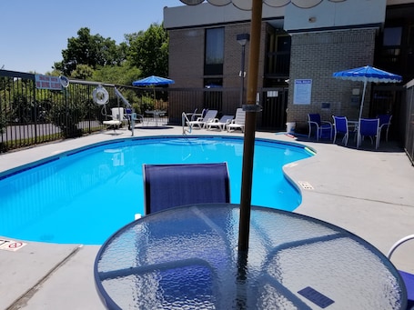 Una piscina al aire libre de temporada. Days Inn by Wyndham Easley/Greenville/Clemson Area