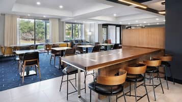 Se sirven desayunos, cenas y cocina americana