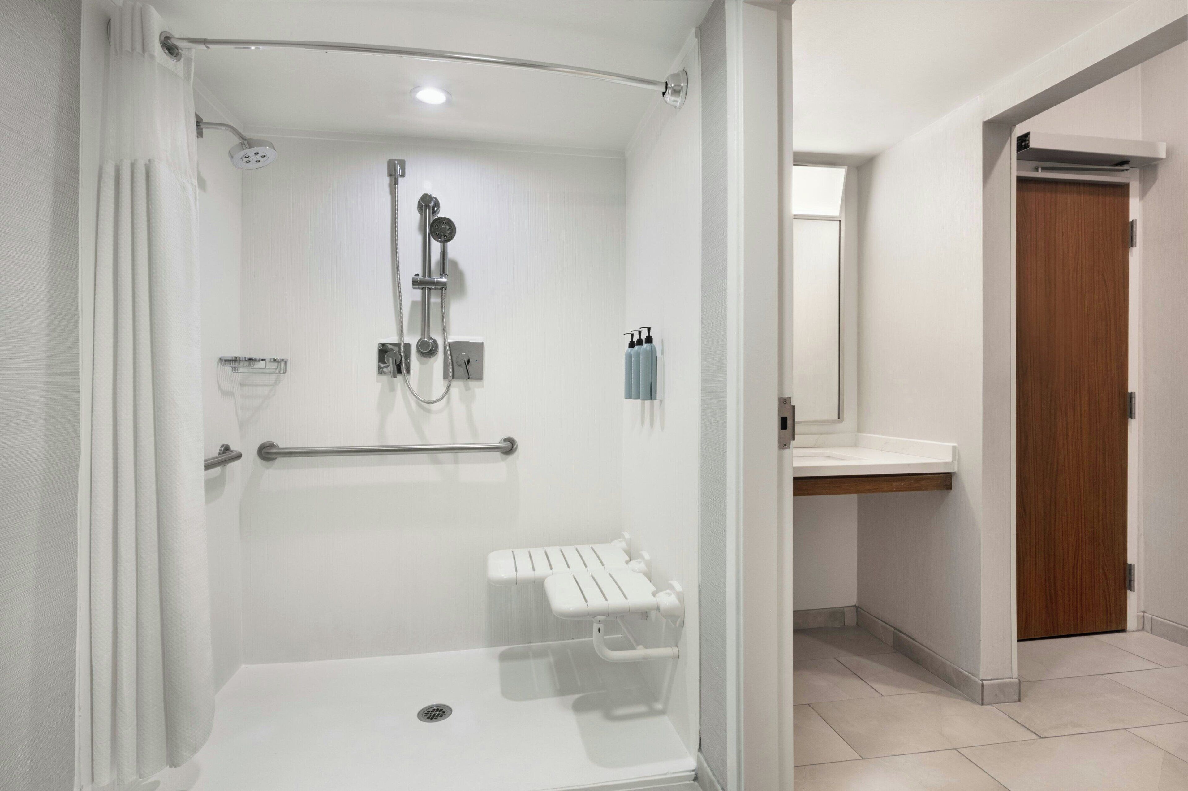 وحدات دش مع أحواض استحمام، مجففات شعر، مناشف