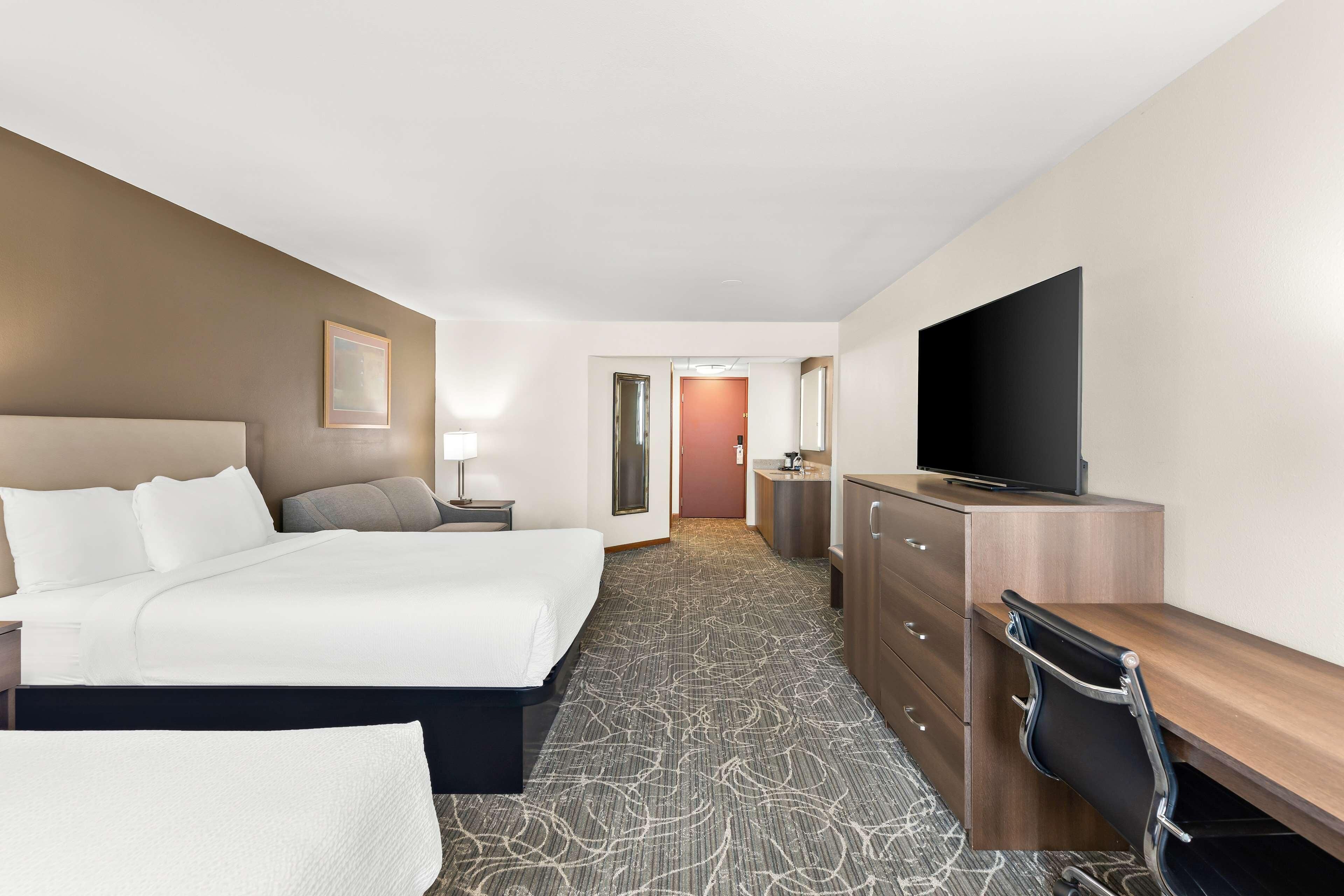 Premium bedding, pillow-top beds, in-room safe, desk