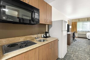 Habitación estándar, 1 cama de matrimonio grande, no fumadores, frigorífico y microondas | Cocina privada | Frigorífico, microondas y cafetera o tetera