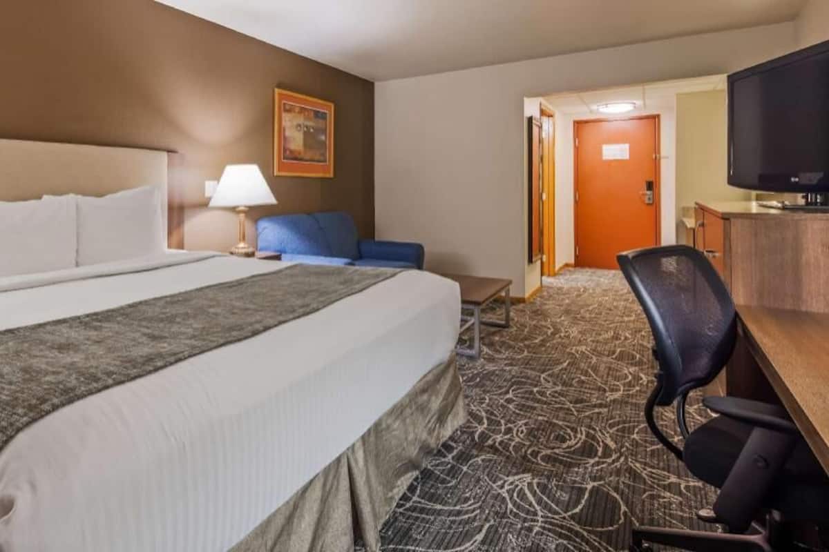 Bộ đồ giường cao cấp, nệm có lớp đệm bông, két bảo mật tại phòng