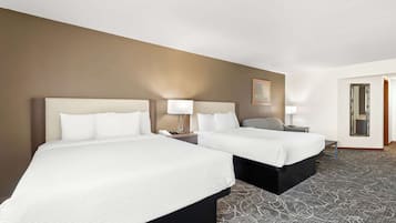 Phòng Tiêu chuẩn, 2 giường cỡ queen, không hút thuốc, tủ lạnh & lò vi sóng (Third bed is a Sofabed) | Bộ đồ giường cao cấp, nệm có lớp đệm bông, két bảo mật tại phòng