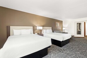 Habitación estándar, 2 camas de matrimonio, no fumadores (Third bed is a Sofabed) | Ropa de cama de alta calidad y colchones con acolchado adicional