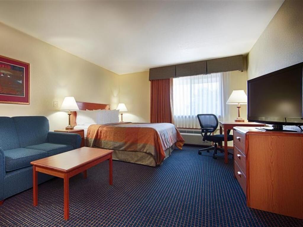 Premium bedding, pillowtop beds, in-room safe, individually decorated