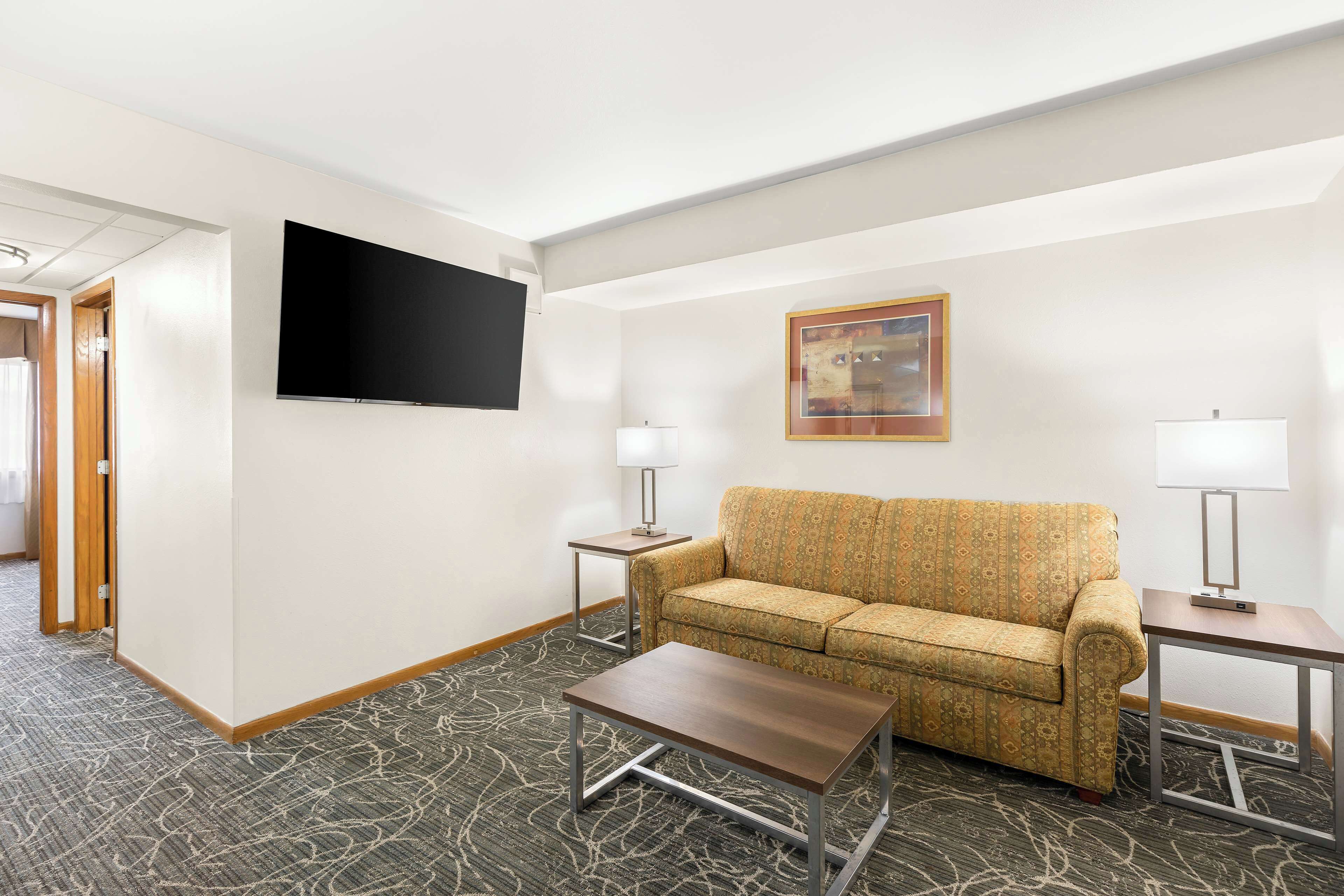 suite, 1 king bed, non smoking, refrigerator & microwave | premium bedding, pillow-top beds, in-room safe, individually decorated