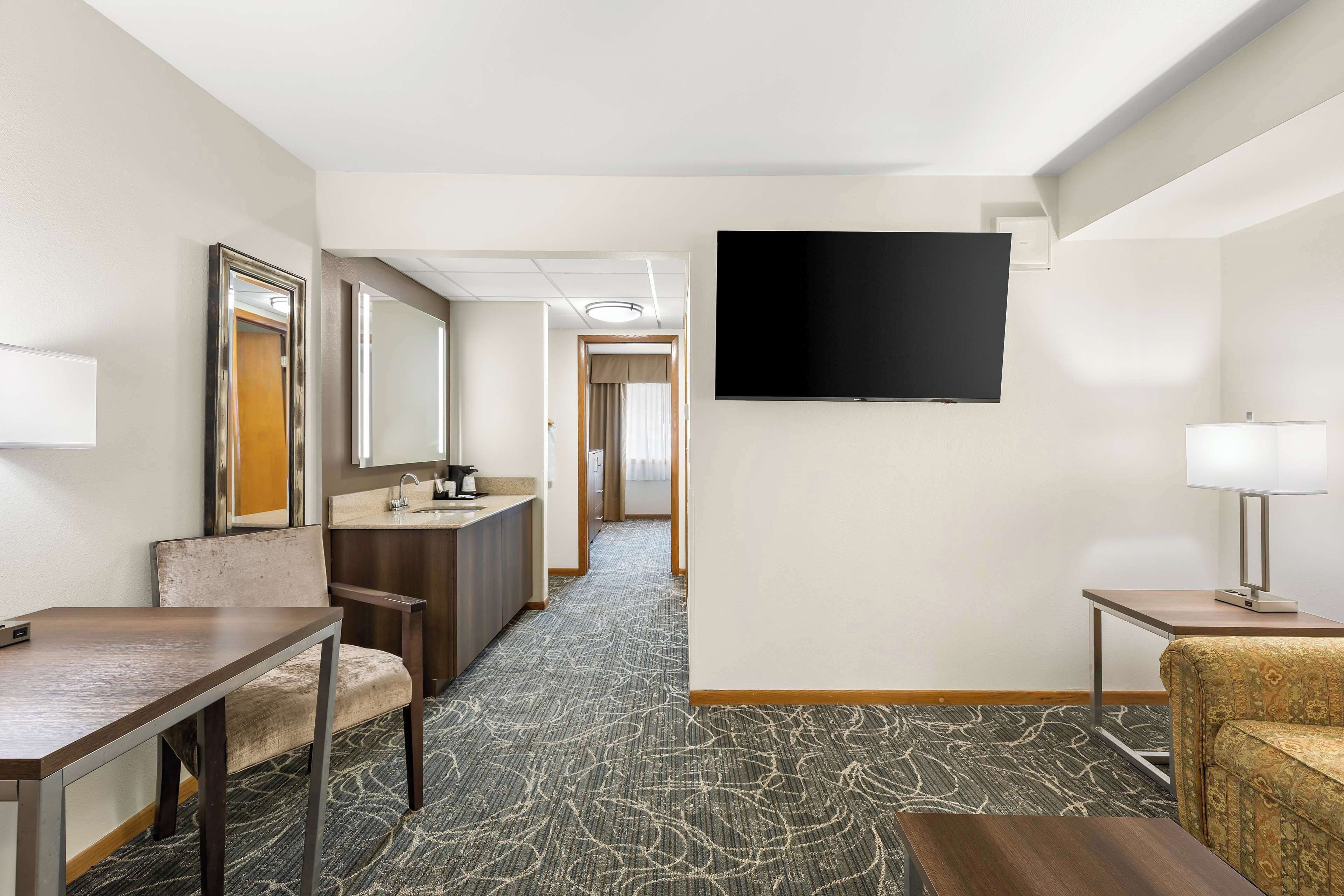 套房, 1 張特大雙人床, 非吸煙房, 冰箱和微波 爐 | 高級寢具、舒適加層、客房內保險箱、獨特裝潢