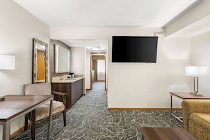 Suíte, 1 cama King, para não fumantes, geladeira e micro-ondas | Roupas de cama premium, camas com colchões pillow-top