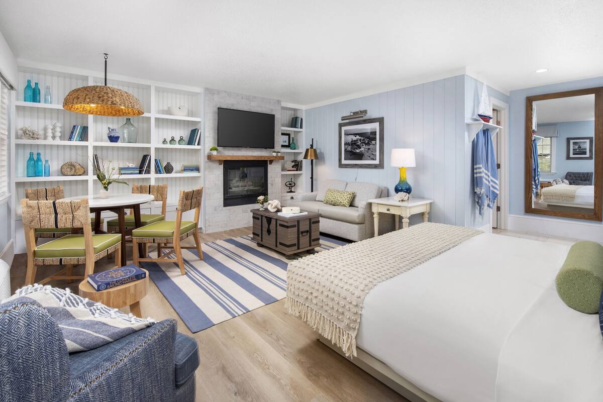 Family Studio Suite, 1 King Bed, Fireplace