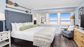 Room, 1 Katil Raja (King), Oceanfront | Tilam berlapik, meja, langsir/tirai gelap terus