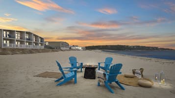 Plage privée, chaises longues, parasols, serviettes de plage