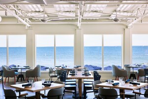 2 restaurantes, se sirve desayuno 