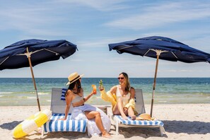 Playa privada, camastros, sombrillas y toallas de playa