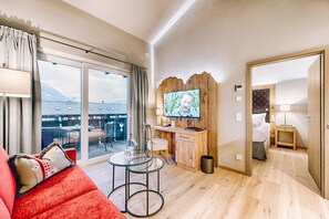 Executive Suite | Living area | 40-inch flat-screen TV with satellite channels, TV
