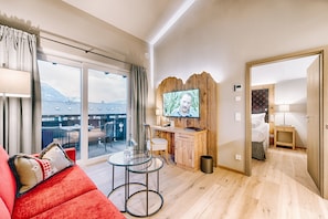 Executive Suite | Living area | 40-inch flat-screen TV with satellite channels, TV