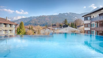 Piscina coperta, ombrelloni da piscina, lettini