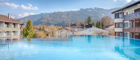 室内游泳池,池畔遮阳伞,日光浴躺椅