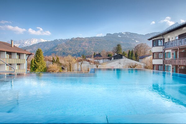 Piscine couverte, parasols de plage, chaises longues