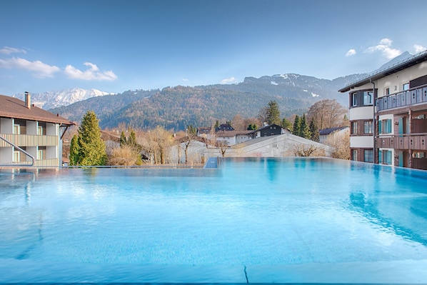 Piscine intérieure, parasols, chaises longues