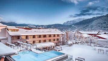 Piscina coberta, para-sols i gandules