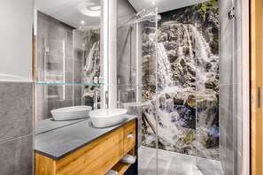 Bathroom shower - Obermühle Alpin Spa Resort (Garmisch-Partenkirchen)