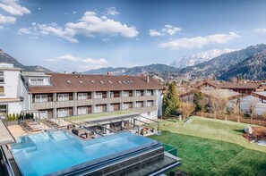 Innenpool, Sonnenschirme, Liegestühle