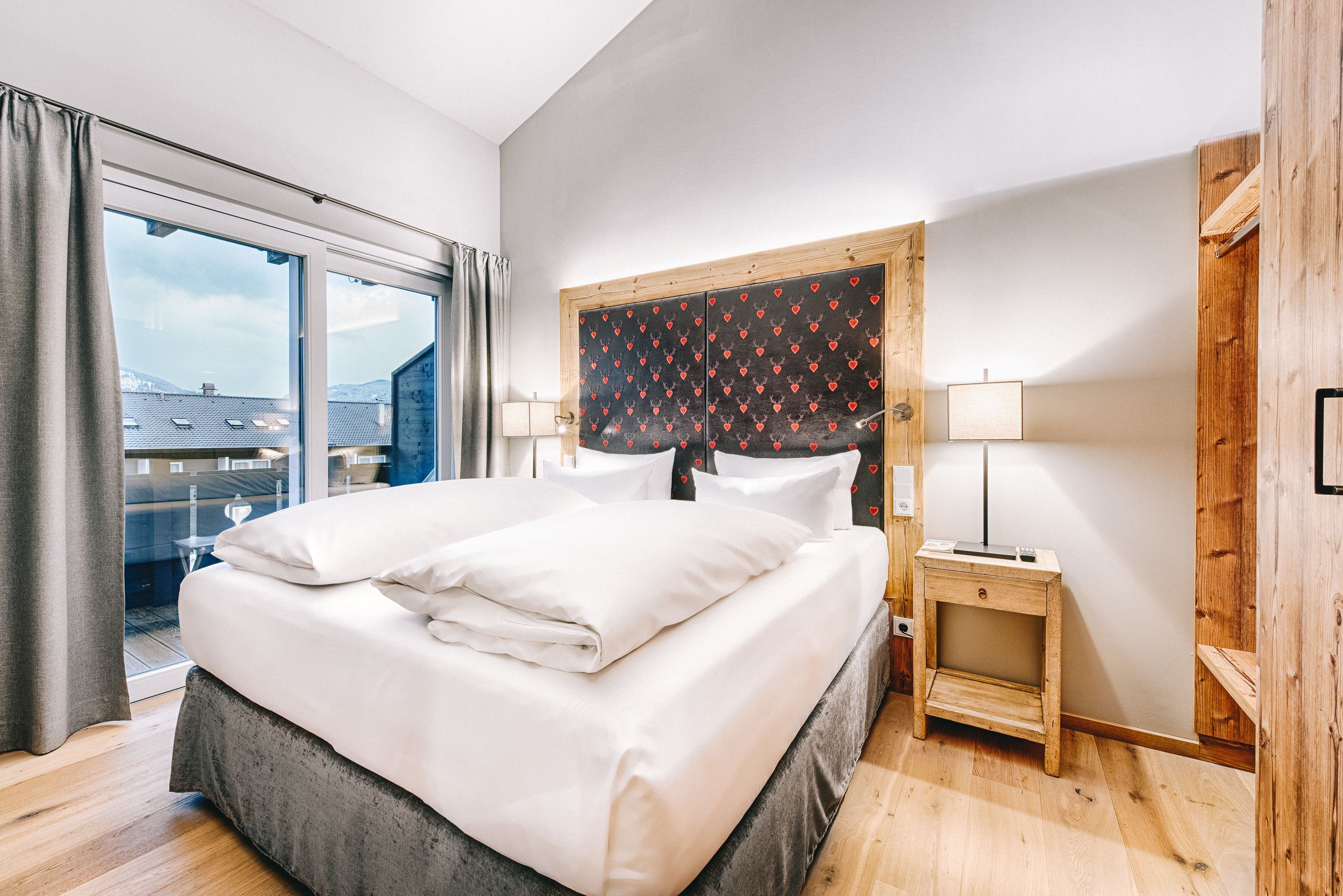 executive suite | minibar, in-room safe, desk, laptop workspace