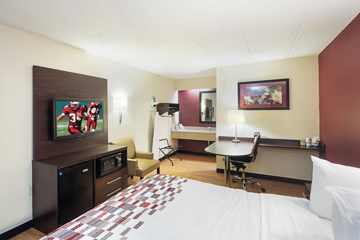 Superior Room, 1 King Bed (Smoke Free) | In-room safe, desk, blackout drapes, iron/ironing board