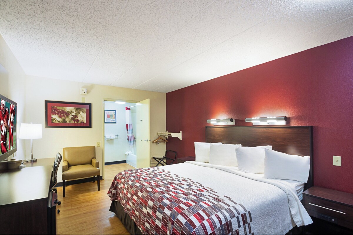 Deluxe Room, 1 King Bed, Accessible (Smoke Free) | In-room safe, desk, blackout drapes, iron/ironing board