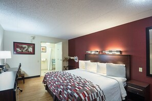 In-room safe, desk, blackout drapes, iron/ironing board - Red Roof Inn Madison, WI (Madison)