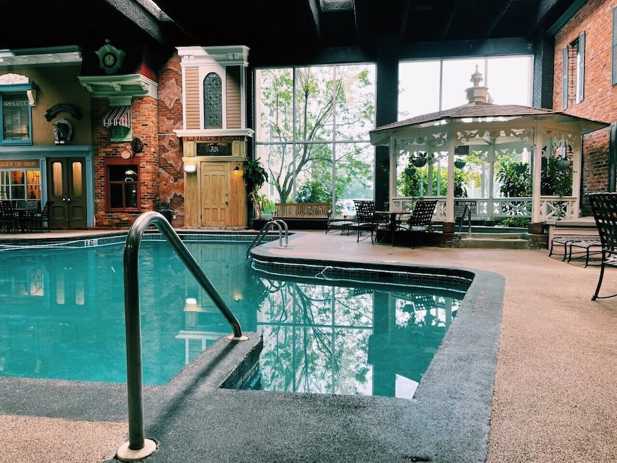 Una piscina cubierta, una piscina al aire libre de temporada, sombrillas