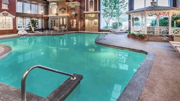 Indendørs pool, sæsonbestemt udendørs pool, parasoller, liggestole