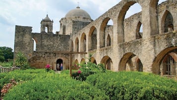 Un antiguo edificio de piedra con ventanas arqueadas y una cúpula.