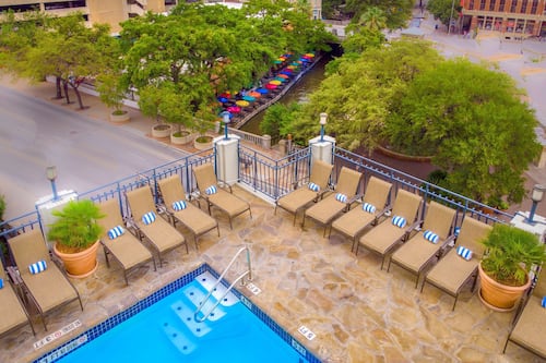 Piscina externa, espreguiçadeiras