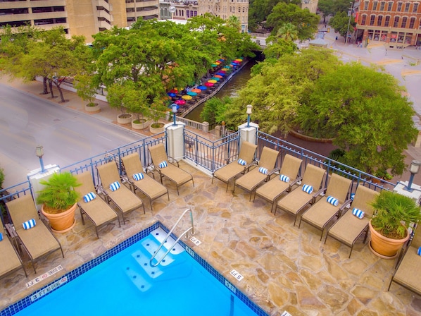 Alberca al aire libre y camastros