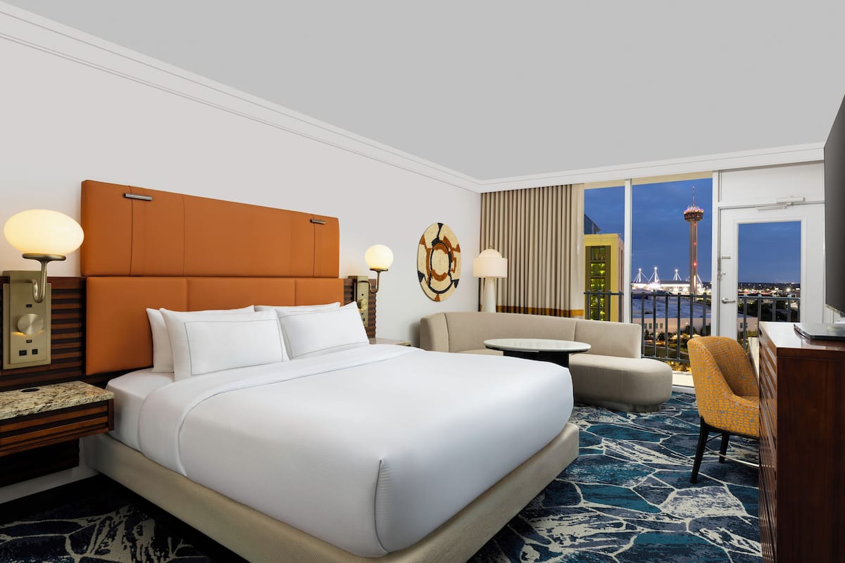 Premium bedding, in-room safe, desk, blackout drapes