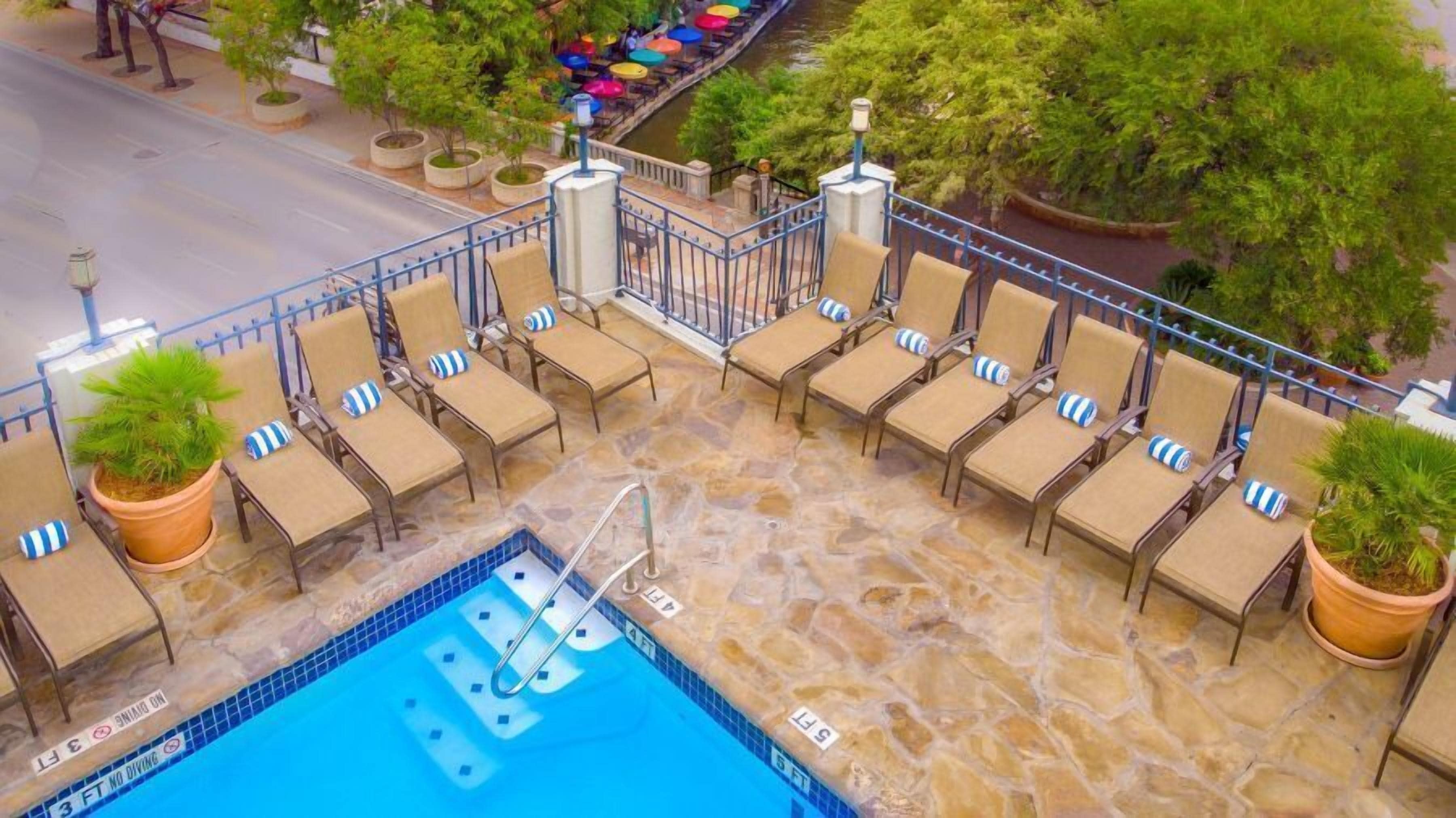 Alberca al aire libre y camastros 