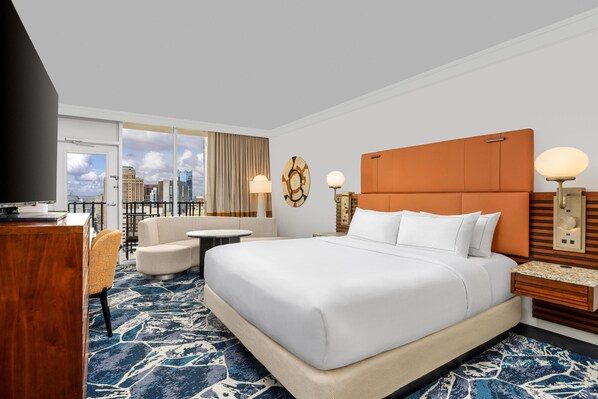 أغطية فراش متميزة وخزنة داخل الغرفة ومكتب وستائر تعتيم